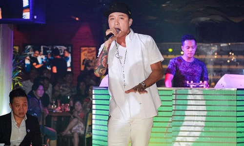 Tuấn Hưng tất bật chạy show sau ồn ào vạ miệng