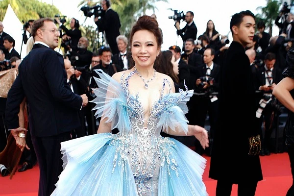 Lan Anh diện váy lộng lẫy tạo dáng cùng dàn sao quốc tế