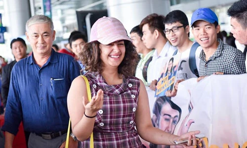 Diễn viên "Cô dâu 8 tuổi" tươi rói khi trở lại VN