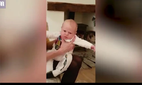 Video: Em bé phản ứng hài hước khi bố hắt hơi 