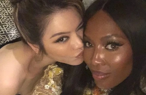 Lý Nhã Kỳ thân thiết hôn má Naomi Campbell tại sự kiện ở Cần Thơ