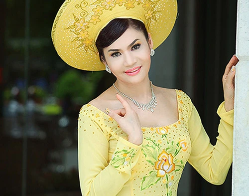 Bóc mẽ nữ đại gia phố núi đánh đu showbiz