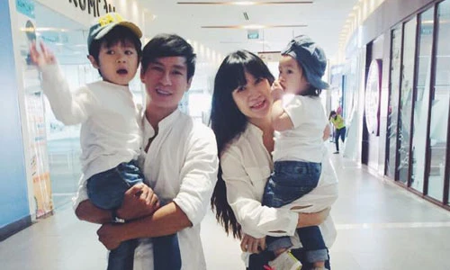 Lý Hải - Minh Hà ton sur ton đưa con đi mua sắm