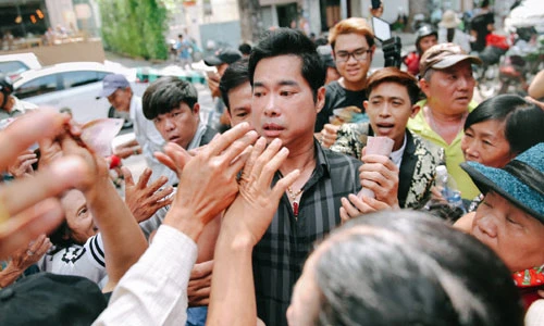 Người dân chen lấn nhận gạo, tiền ở biệt thự của Ngọc Sơn