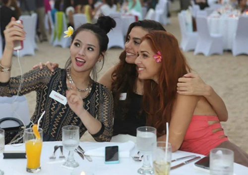 Lại Hương Thảo “lọt thỏm” giữa thí sinh Miss World