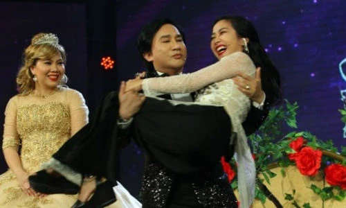 Kim Tử Long bế Ốc Thanh Vân để chứng tỏ phong độ