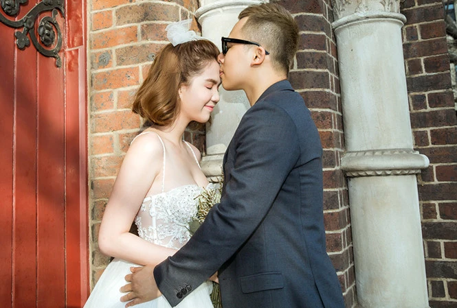 Ngọc Trinh chụp ảnh váy cưới bên ông bầu Khắc Tiệp