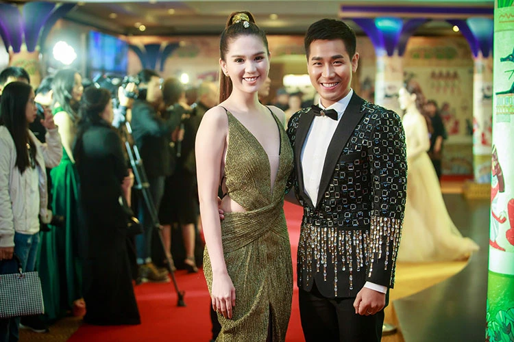 Ngọc Trinh diện gợi cảm trong đêm đông Hà Nội