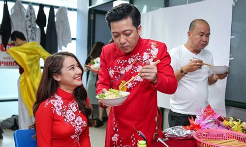 Trường Giang - Nhã Phương tình tứ chăm sóc nhau trong hậu trường