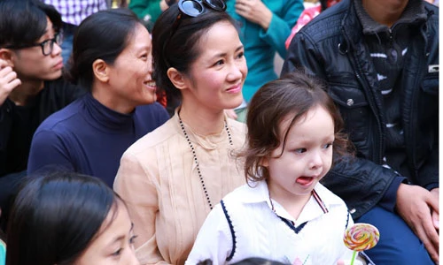 Hồng Nhung đưa hai con đi nghe hòa nhạc đường phố