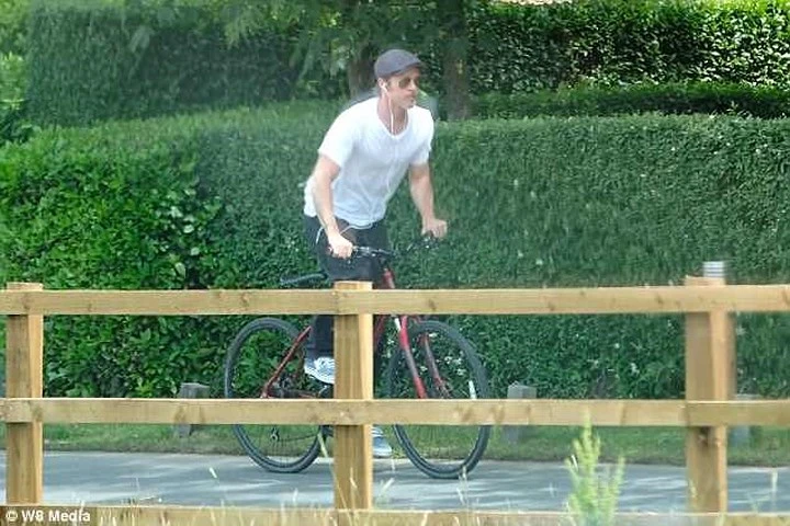 Brad Pitt đạp xe dạo phố sau ồn ào tranh chấp quyền nuôi con