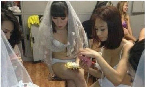 Nóng mắt cô dâu mặc nội y đánh bài trong ngày cưới