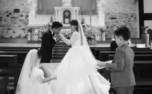 Phan Hiển hạnh phúc khi cử hành hôn lễ trong nhà thờ