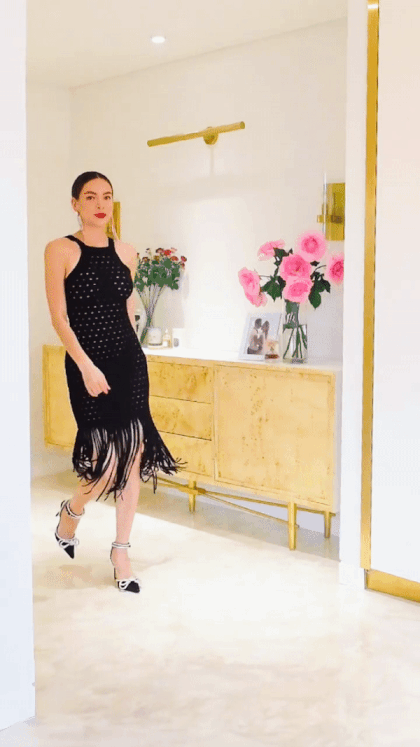 et đồ cuối cùng mà ca sĩ Hồ Ngọc Hà muốn giới thiệu được đục lỗ toàn thân và tà tua rua, cực kỳ thích hợp để đi "quẩy".