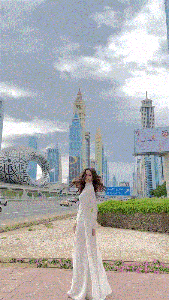 Tuy nhiên, điều khiến khán giả chú ý chính là đôi chân H'Hen Niê cứ sai sai. Ai cũng biết nàng hậu sở hữu cặp chân dài 1m13 siêu nuột nhưng mà dài như clip thì hơi lố mất rồi. Nếu không nói khéo tưởng H'Hen Niê đi cà kheo mất thôi.