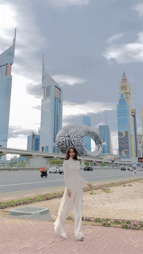 br/> H'Hen Niê cùng dàn mỹ nhân đình đám Vbiz đang có mặt ở Dubai để tham gia trình diễn một show thời trang. Hoa hậu không quên check-in những địa điểm nổi tiếng xa xỉ ở nơi đây. Dù sang nước bạn nhưng Hen vẫn giữ những nét truyền thống văn hóa dân tộc, hết đi dép tổ ong đến mặc áo dài thướt tha. Mới đây, người đẹp Ê-Đê nhá hàng vài đường catwalk tự do với trang phục áo dài trắng tôn vòng eo thắt đáy lưng ong.
