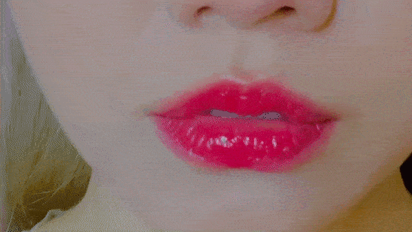 uy nhiên khi cười, khuôn miệng bà xã Trấn Thành lệch hẳn.