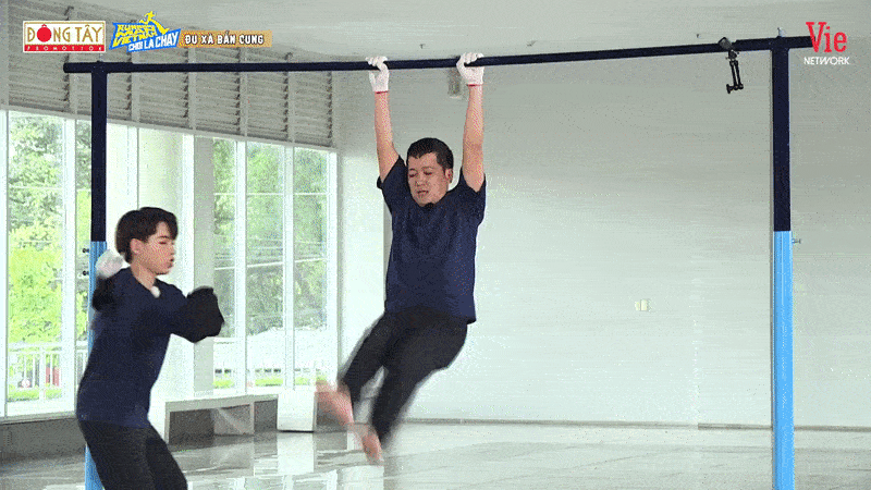 Nhưng khi Trường Giang bắt đầu thực hiện nhiệm vụ và có thể với được thanh xà, "anh cả" lại khiến toàn bộ dàn cast, đặc biệt là Lan Ngọc cười nghiêng ngả vì lộ... bụng mỡ.