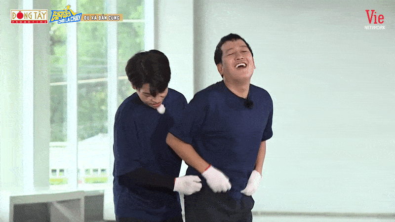 Bị "ngọc nữ" trêu ghẹo, ông xã Nhã Phương đã không thể tập trung thực hiện thử thách.