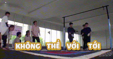 Đáng chú ý nhất là thử thách đu xà nhảy vào thảm massage, Trường Giang liên tục bị đàn em trêu ghẹo vì không chắc với chiều cao "í ẹ", liệu anh có thể với tới thanh xà hay không.