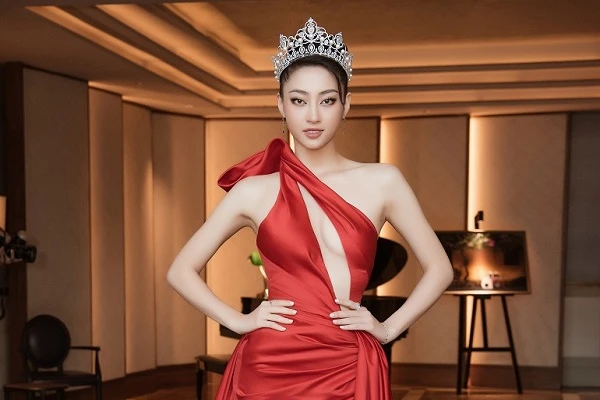 Lương Thùy Linh mặc táo bạo đọ sắc dàn mỹ nhân đình đám