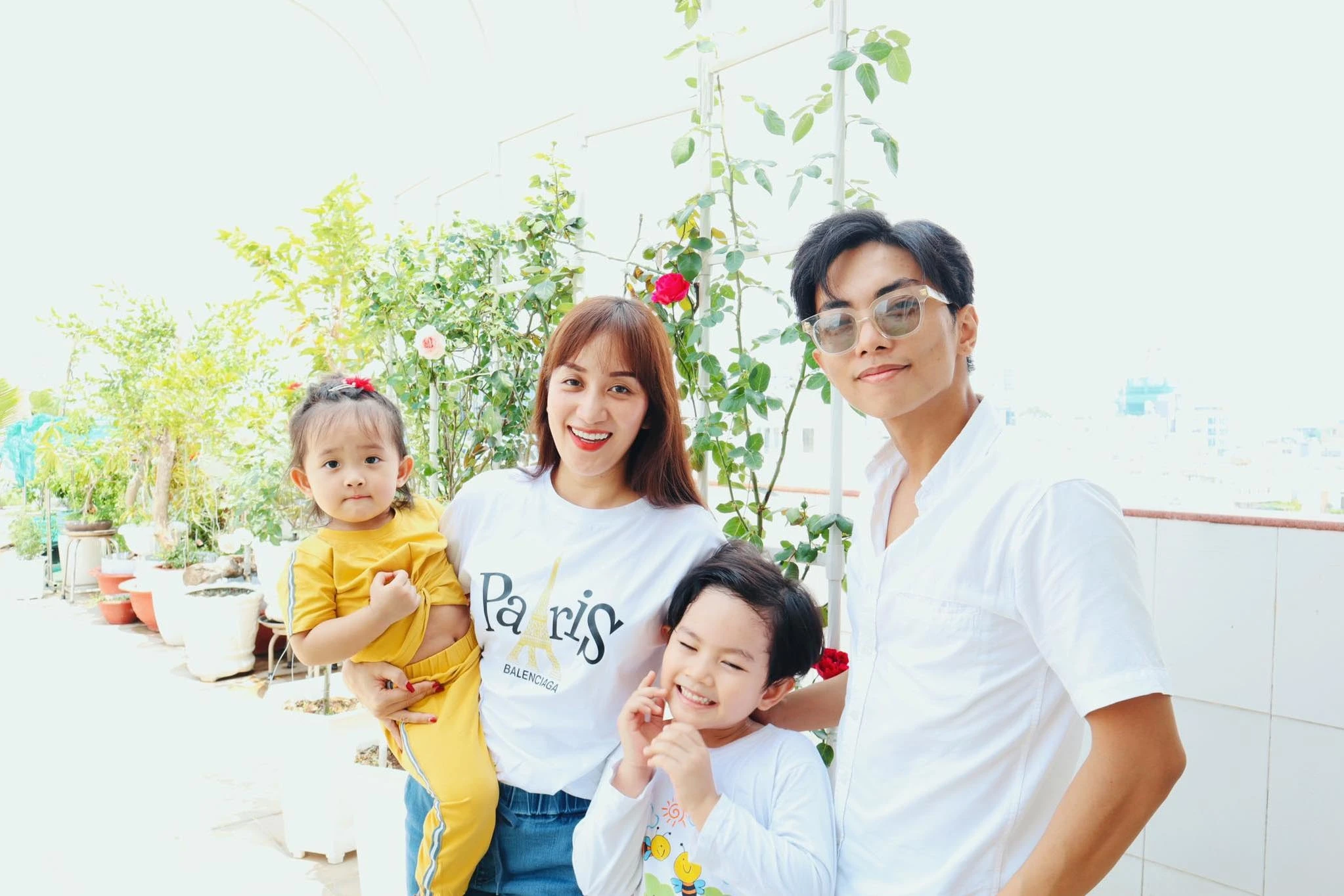 Phan Hiển trồng vườn hồng trăm triệu trên sân thượng cho Khánh Thi