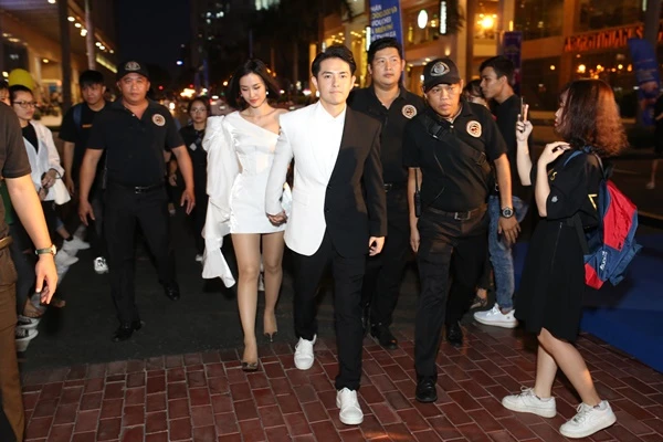 Đông Nhi - Ông Cao Thắng tất bật chạy show sau đám cưới 10 tỷ