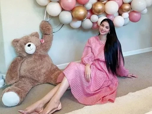 Soi cách Phạm Hương hai lần giấu bụng bầu đỉnh cao