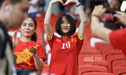 Hòa Minzy công khai tỏ tình Công Phượng giữa SVĐ Singapore