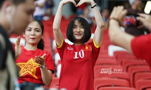 Hòa Minzy công khai tỏ tình Công Phượng giữa SVĐ Singapore