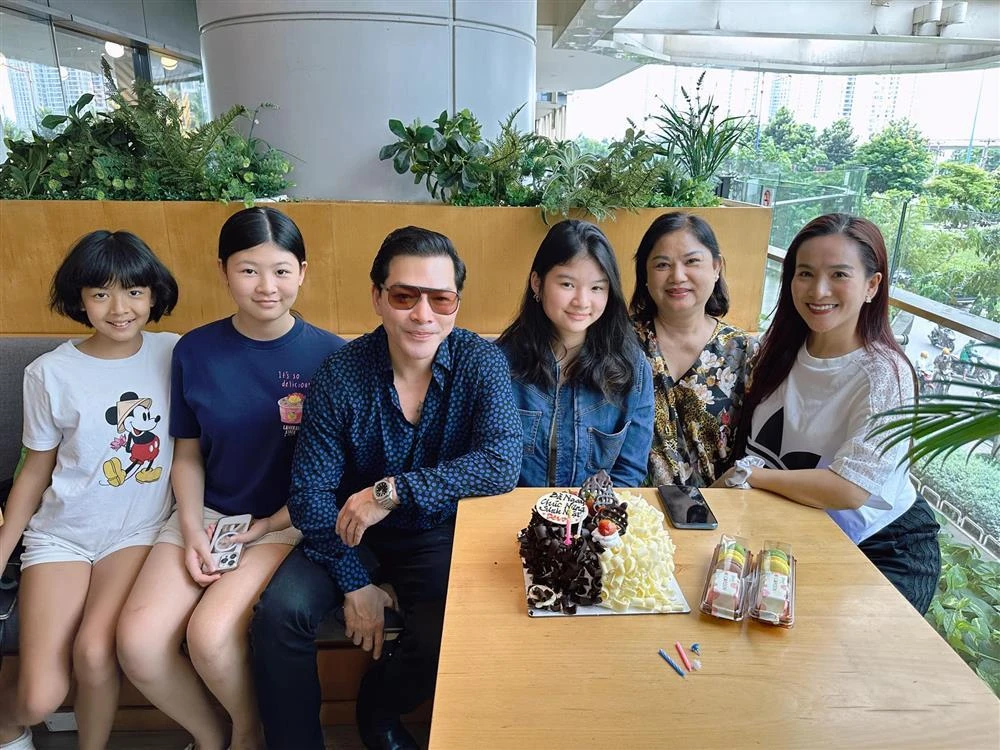 Trần Bảo Sơn hội ngộ mẹ vợ cũ ngày sinh nhật con gái