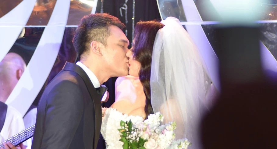 Khắc Việt đắm đuối hôn vợ DJ trong đám cưới tại HN