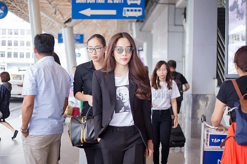 Nam Em tươi tắn xuất hiện ở sân bay sau ồn ào tình cảm
