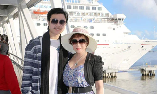 Vũ Hoàng Việt đón sinh nhật tuổi 25 cùng bồ già U60