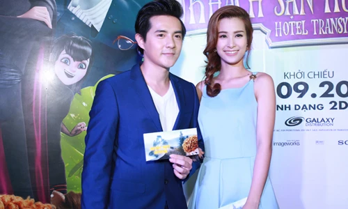 Đông Nhi - Ông Cao Thắng tình tứ đi ra mắt phim