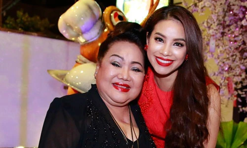 Hoa hậu Phạm Thị Hương tươi rói trong tiệc mừng đăng quang