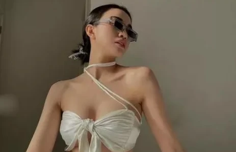 Thiên Nga The Face lộ điểm nhạy cảm vì áo bé tí như sắp tụt