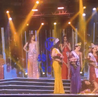 ỹ nhân 9X tiếp tục bị té rớt cả vương miện lúc đăng quang.