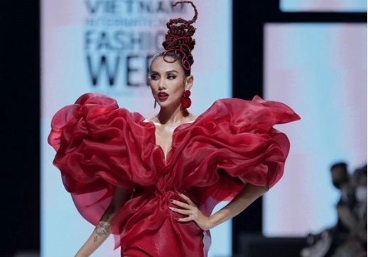 Võ Hoàng Yến catwalk đỉnh cao như vũ công đang nhảy múa