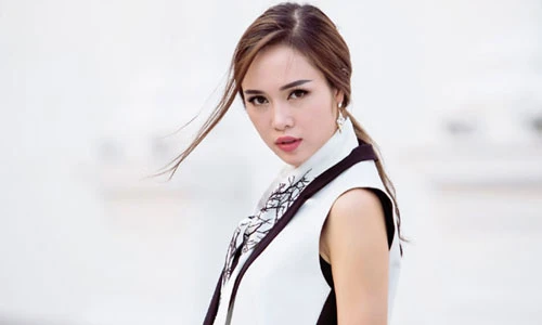 Vũ Ngọc Anh diện thanh lịch đẹp mê hoặc xuống phố 