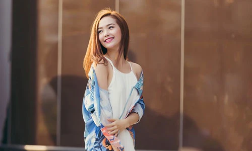 Ca sĩ Minh Hằng gợi cảm với váy hai dây