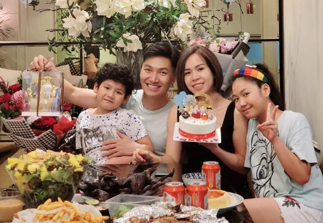 Mạnh Trường khoe ảnh hạnh phúc mừng sinh nhật vợ