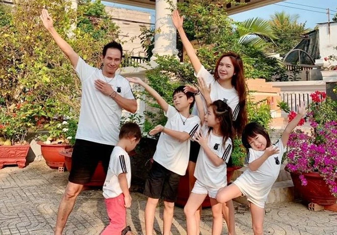 Vợ chồng Lý Hải - Minh Hà đưa 4 con cực yêu về quê ngày giáp Tết