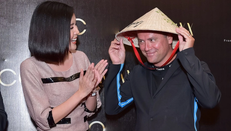 Michael Owen được Cao Thái Hà tặng nón lá khi tới Sài Gòn