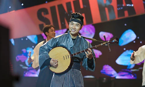 Bất ngờ MC Nguyên Khang mặc kimono chơi nhạc cụ dân tộc