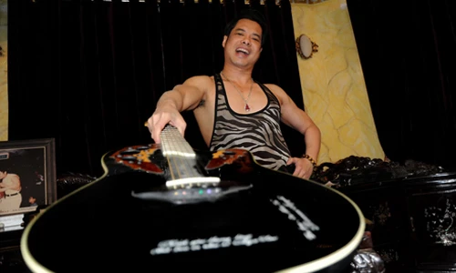 Những trò lố để đời của ông hoàng nhạc sến Ngọc Sơn