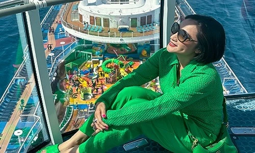 Cát Tường nghỉ dưỡng du thuyền tỷ USD, vợ chồng Hồng Vân bên cháu