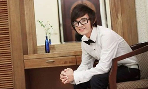 Ngoại hình điển trai của ca sĩ Thái Lan Viên