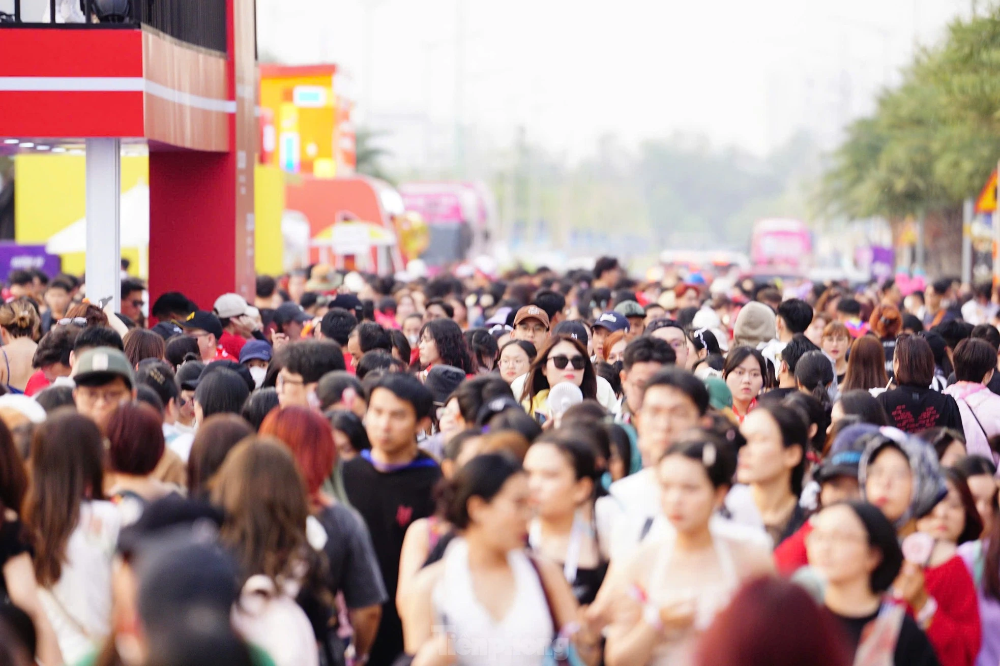 Dòng người đổ về điểm tổ chức concert Anh trai vượt ngàn chông gai