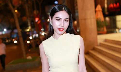 Thủy Tiên khoe dáng đồng hồ cát với váy của Victoria Beckham